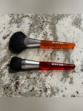 Maven Powder Brush Duo in Orange and Red